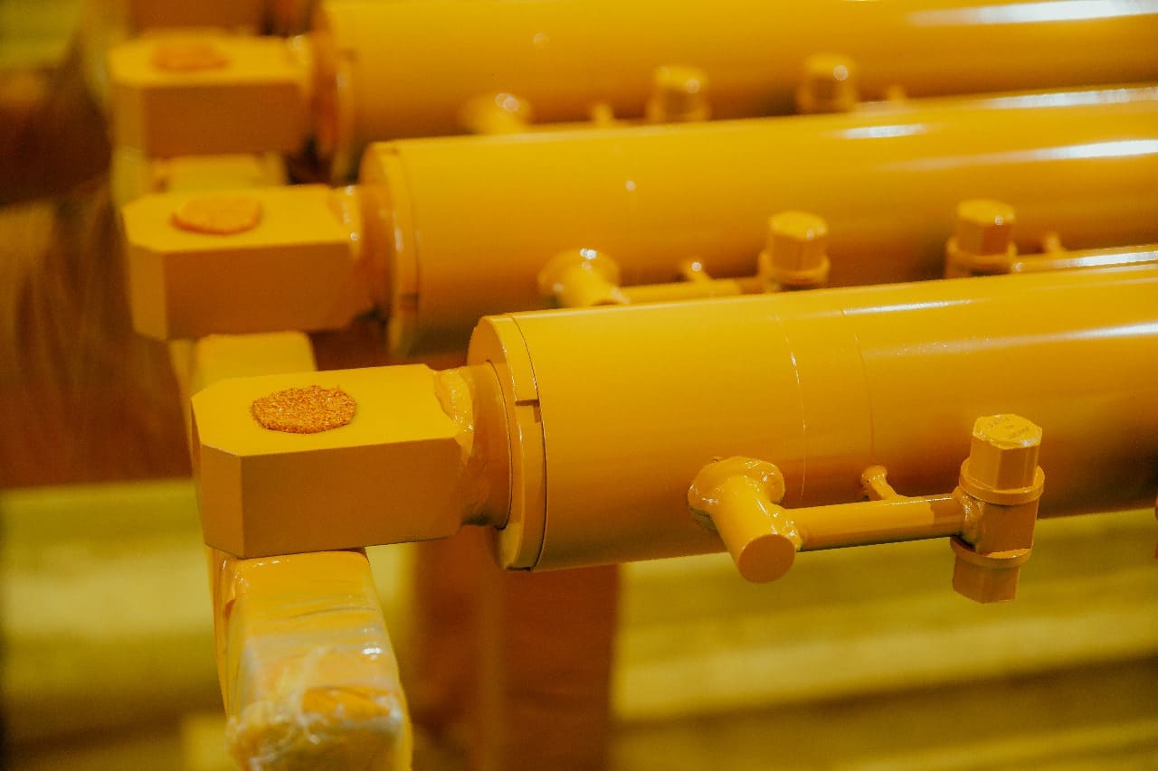 HYDRAULIC CYLINDERS